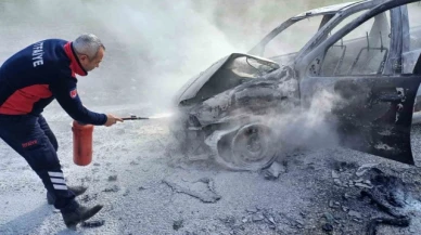 Seyir halindeki otomobil alev alev yandı