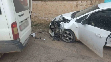 Şüpheli aracı kovalayan polisler kaza yaptı