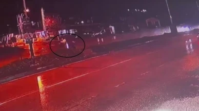 1 kişinin öldüğü feci kazada, çarpmanın etkisiyle 2 yayanın havaya uçtuğu anlar kamerada