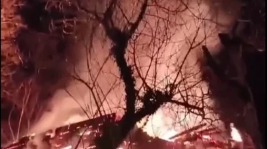2 katlı ahşap ev alevlere teslim oldu