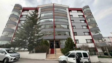 Cinnet geçiren koca, karısını öldürüp çocuğunu ağır yaraladı