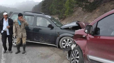 Ciple hafif ticari araç kafa kafaya çarpıştı: 4 yaralı