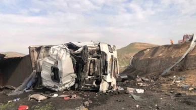 Devrilen tırın sürücüsü yaralandı