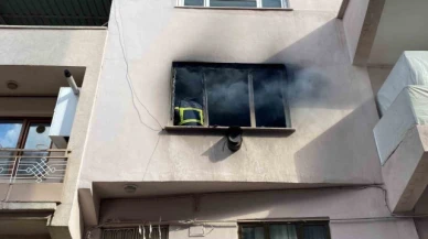 Elektrikli battaniye daireyi kül etti, 2 çocuk annesi yangında yaralandı