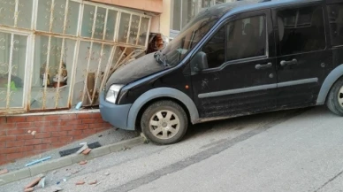 Freni boşalan araç evin balkon camına çarparak durabildi