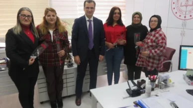 Güldoğan, Kadın Personele Karanfil Verdi