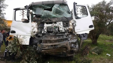 Hafriyat kamyonları kafa kafaya çarpıştı: 3 yaralı