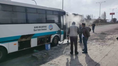 Hareket halindeki dolmuş yandı