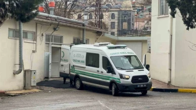İki araç kafa kafaya çarpıştı: 1 ölü,3 yaralı