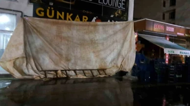 İki araca çarpan panelvan, iş yerine girerek durabildi