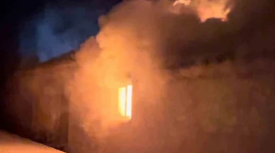 Köy evi alevlere teslim oldu: 2 yaralı
