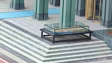 Külliye'ye vinçle getirilen 3 ton ağırlığındaki eser, Cumhurbaşkanı Erdoğan'a hediye edildi