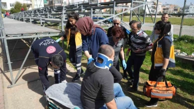 Maç esnasında tribündeki tahta plaka çöktü: 3 seyirci yaralı