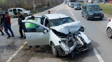 Otomobil kamyonet ile çarpıştı: 2 yaralı