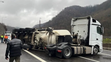 Otoyolda çimento yüklü tırın silobas dorsesi devrildi