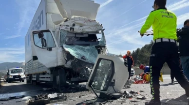 Otoyolda lastiği patlayan tıra çarpan kamyon kağıt gibi ezildi: 1 yaralı
