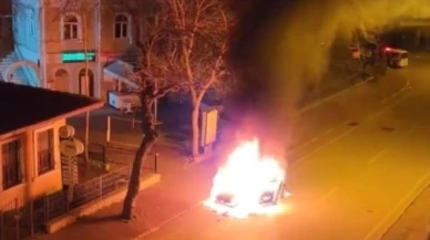 Park halindeki otomobil alev topuna döndü
