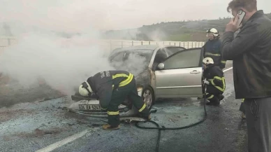 Seyir halindeki otomobil alev aldı
