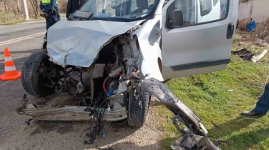 Tıra çarpan hafif ticari aracın sürücüsü ağır yaralandı