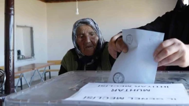 Türkiye'nin en yaşlı seçmeni 117 yaşındaki Arzu nine oyunu kullandı
