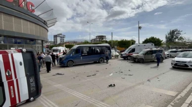 Araçla çarpışan ambulans devrildi: 2 yaralı
