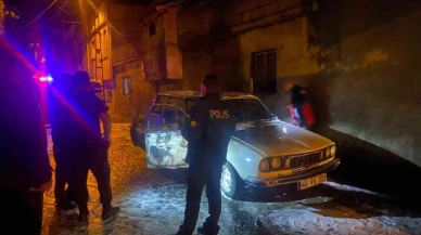 Arkadaşlarına pusu kuran şahsın otomobili kundaklandı