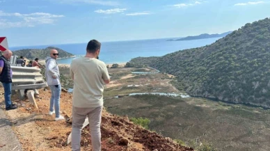 Bariyerlere çarpan kamyon 50 metrelik uçurumdan yuvarlandı: 1 ölü