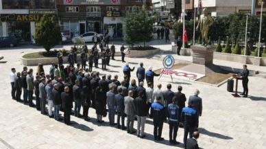 Başkan Kargı, Atatürk Anıtı'na Çelenk Sundu