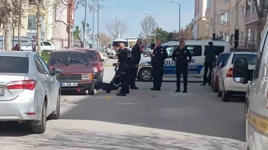 Cezaevi firarisi, eşini öldürmek için gittiği evde polisi görünce kendini vurdu