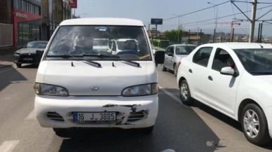 Direksiyon başında bilincini kaybetti, 3 otomobile çarptı