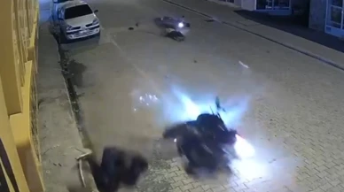 Ehliyetsiz motosikletlilerin kazasında iki sürücü yaralandı