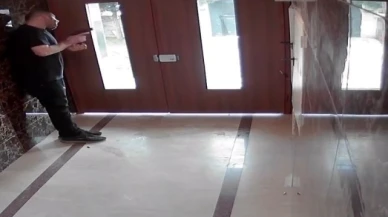 Halüsinasyon gören adamın kendi kendine çatıştığı anlar kamerada