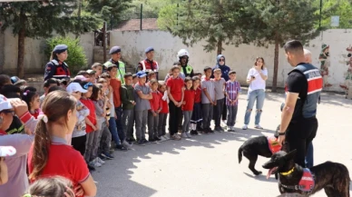 Jandarma ekipleri çocukların bayram sevincine ortak oldu