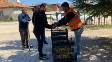 Kabir Ziyaretine Gelenlere Çiçek Dağıtımı Yapıldı