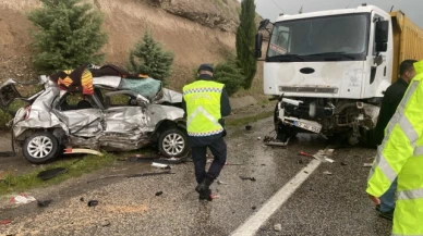 Kamyon ile otomobil çarpıştı: 2 ölü
