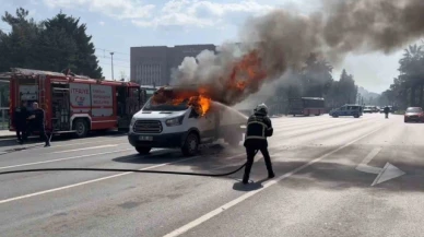 Kamyonet yol ortasında alev alev yandı: O anlar anbean kamerada