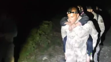 Kayıp alzaymır hastası kadını komandolar sırtında taşıdı