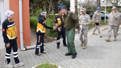 Kuş, Sağlık Personeli İle Bayramlaştı