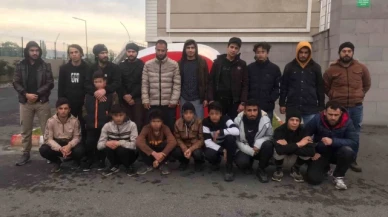 Lastiği patlatırak durdurulan panelvandan 19 kaçak çıktı