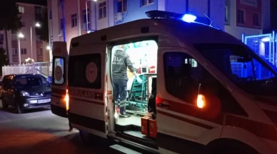 Okul bahçesinde oturan genç bıçaklı saldırıya uğradı