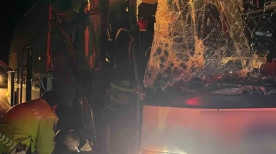 Otobüs arıza yapan kamyona çarptı: 1 yaralı