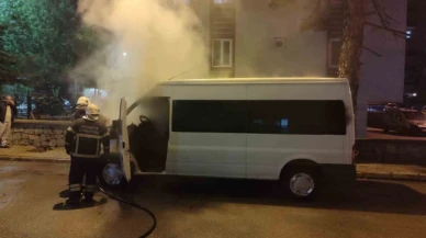 Park halindeyken yanan minibüs kullanılamaz hale geldi