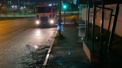 Polisten kaçan ehliyetsiz sürücü otobüs durağına çarptı