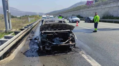 Seyir halindeki otomobil alev alev yandı
