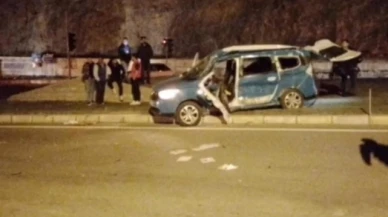 Tır, hafif ticari araca çarptı: 2 ölü, 1 yaralı