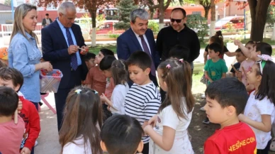 Türkmen, Merzifon'da Minik Öğrencilerle Bir Araya Geldi