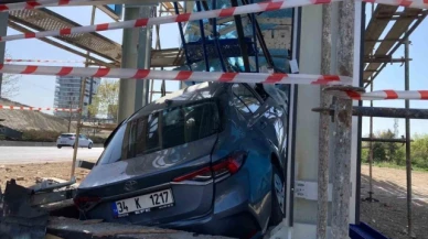 Uykuya dalan sürücü üst geçit asansörüne çarptı: 4 yaralı