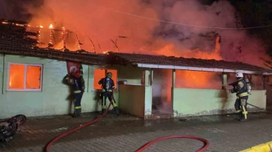 Alkollü şahıs, annesiyle içinde bulunduğu evi yaktı