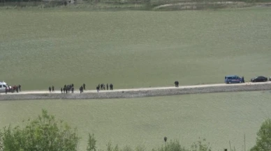 Çakıl ocağında baraja devrilen kamyonun sürücüsü hayatını kaybetti