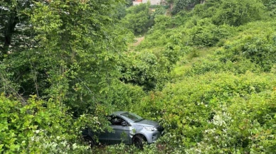 Direksiyon hakimiyetini kaybeden sürücü şarampole devrildi